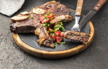Hovězí steak na grilu s ostrým bylinkovým máslem
